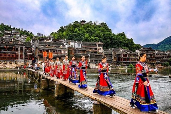 TOUR TRUONG GIA GIOI - PHUONG HOANG CO TRAN