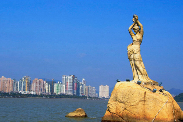Thẩm  Quyến